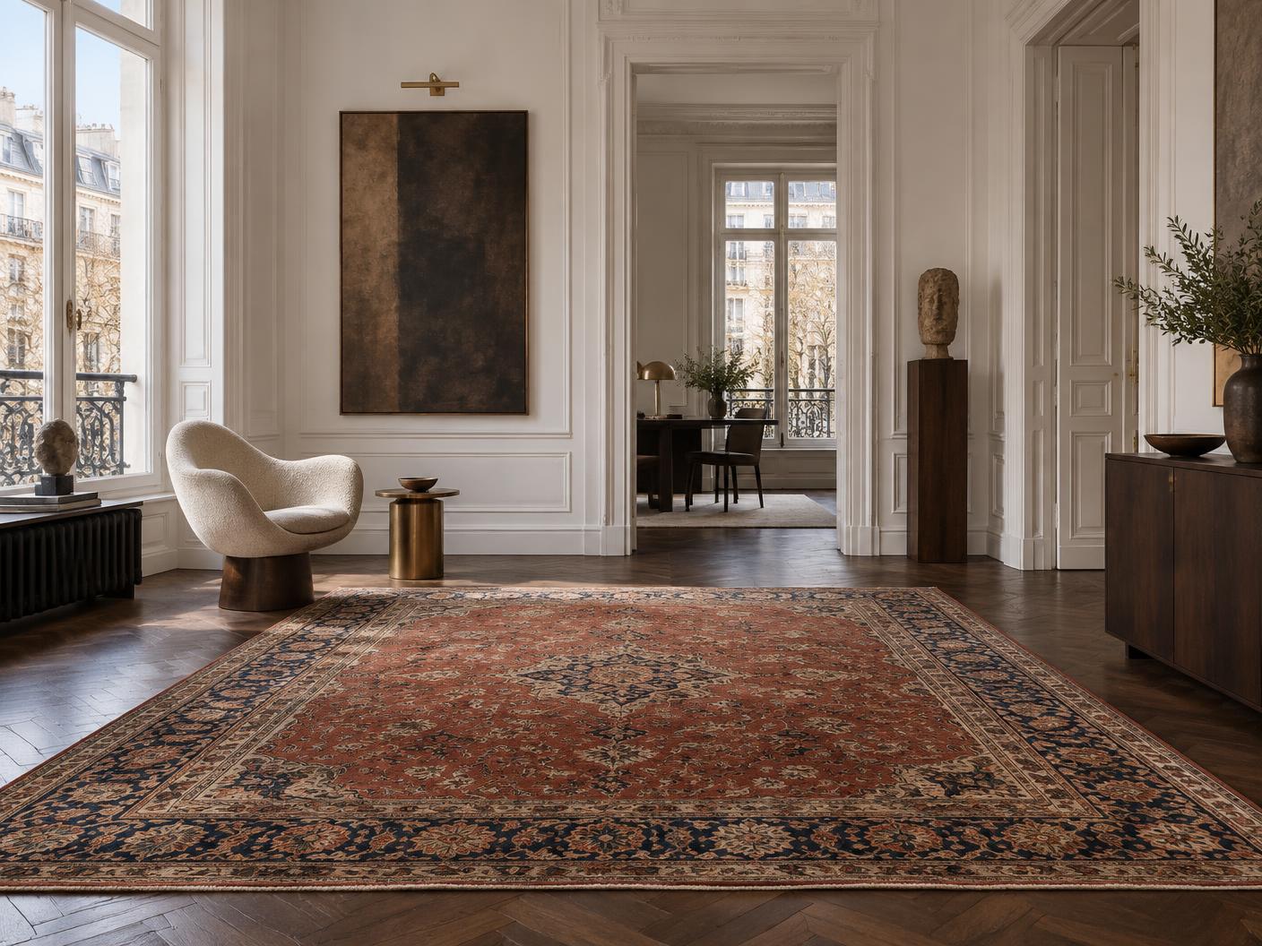 Tapis ancien présenté dans un intérieur parisien