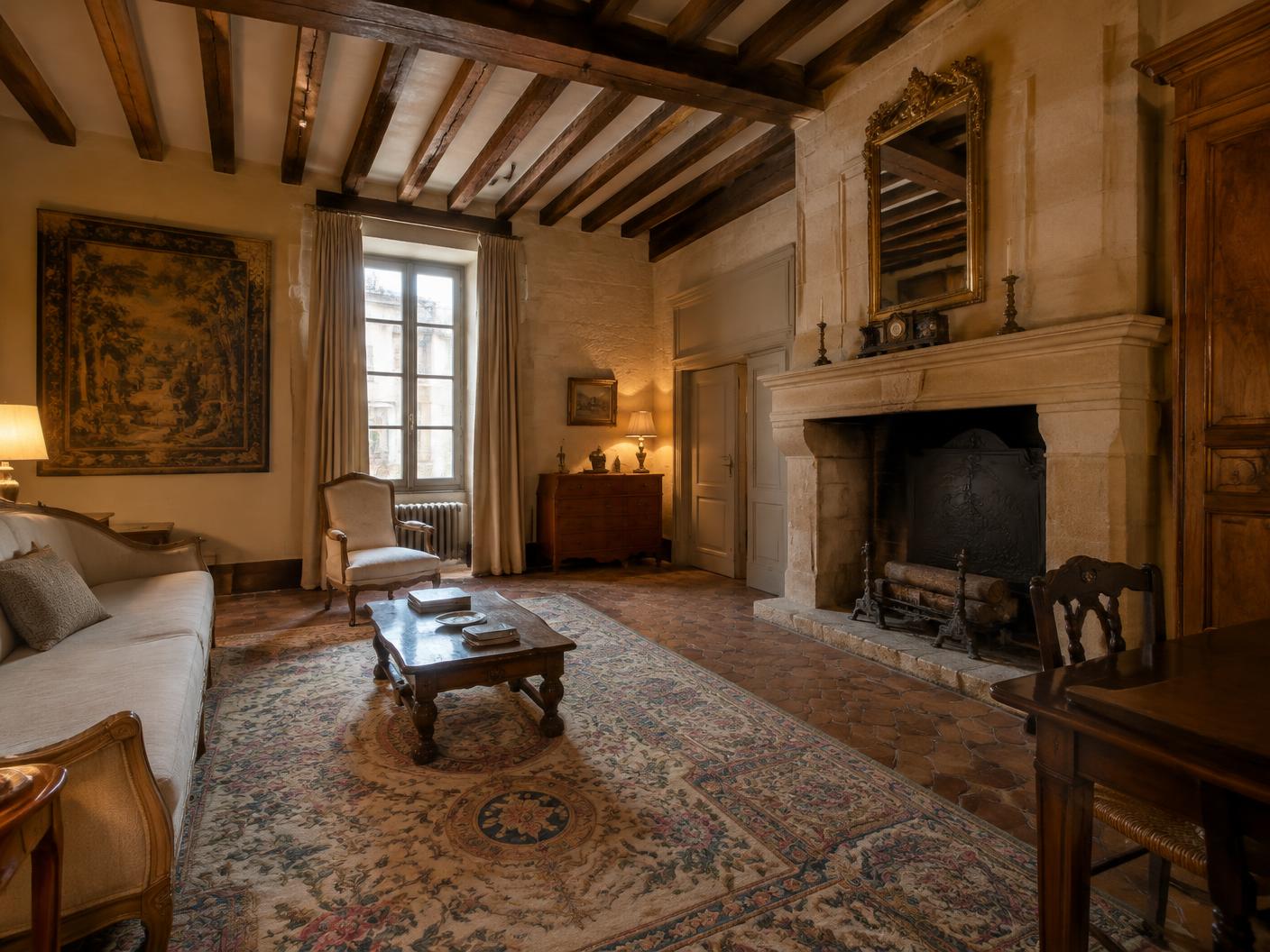 Demeure historique avec poutres, cheminée en pierre et tapis ancien — Paris 1er